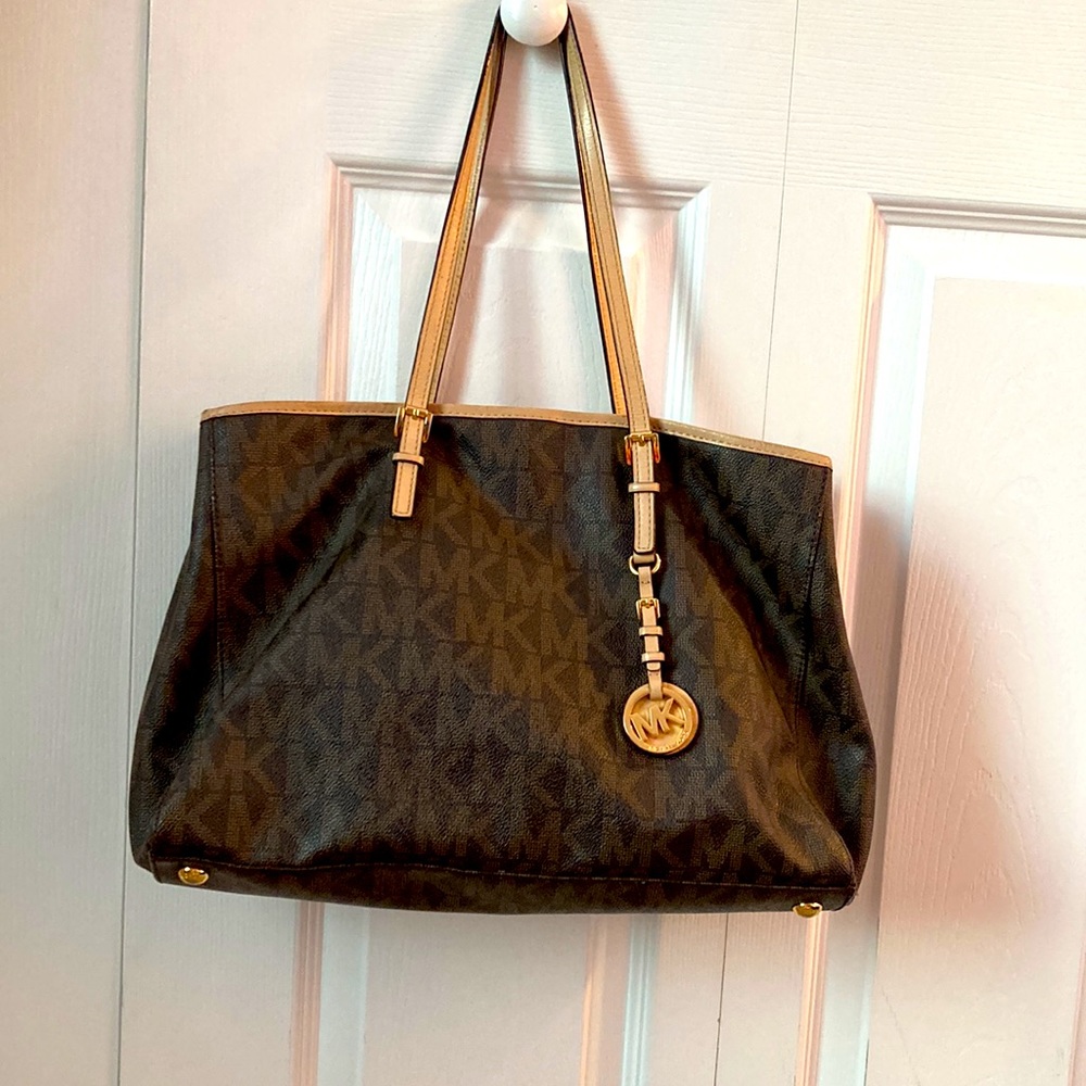 NWOT Michael Kors handbag tote with inside middle zip compartment. - Picture 8 of 9